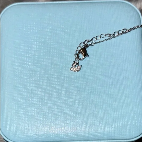 EUC Swarovski 17in Silver Una Necklace - Picture 5 of 9